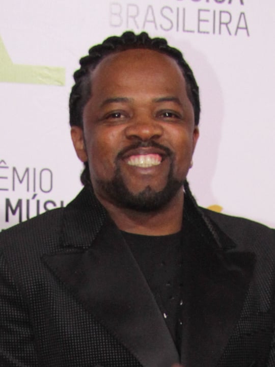 Xande de Pilares (Cantor)- O carioca nasceu em 25/12/1969, começou a carreira cantando em bares, e logo despontou como vocalista do grupo Revelação, que fez sucesso com o álbum Ao Vivo no Olimpo(2003), já em carreira solo se firmou como grande nome do samba nacional e acaba de lançar o projeto, Xande canta Caetano (2023).