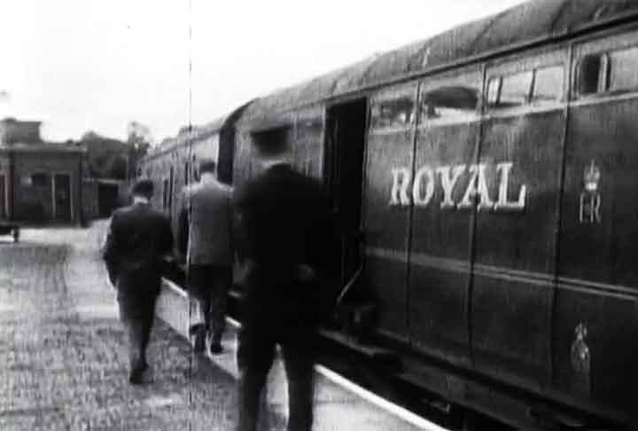 O ajudante do maquinista desceu do trem para averiguar o porquê da parada e foi surpreendido pelos bandidos. Disfarçados de soldados, integrantes da gangue o amarraram e invadiram o veículo ferroviário. 
