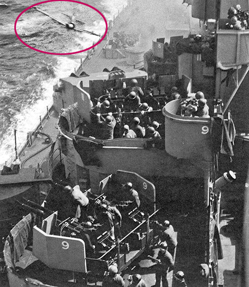 Aqui, um kamikaze surge, prestes a se chocar no USS Missouri. Os americanos a bordo sabiam que os ocupantes do avião estavam ali para morrer. 