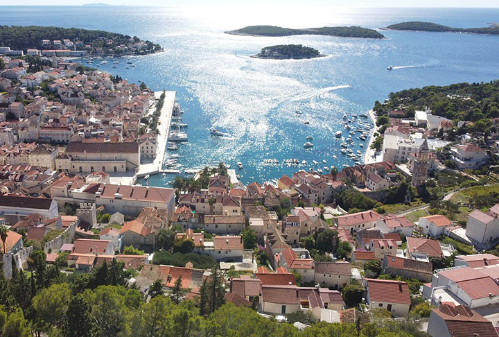 Hvar, Croácia: É uma ilha encantadora no Mar Adriático, conhecida por suas praias deslumbrantes, águas cristalinas e clima ensolarado. A ilha ainda é cercada por vinhedos e olivais, proporcionando experiências gastronômicas únicas com produtos locais frescos.