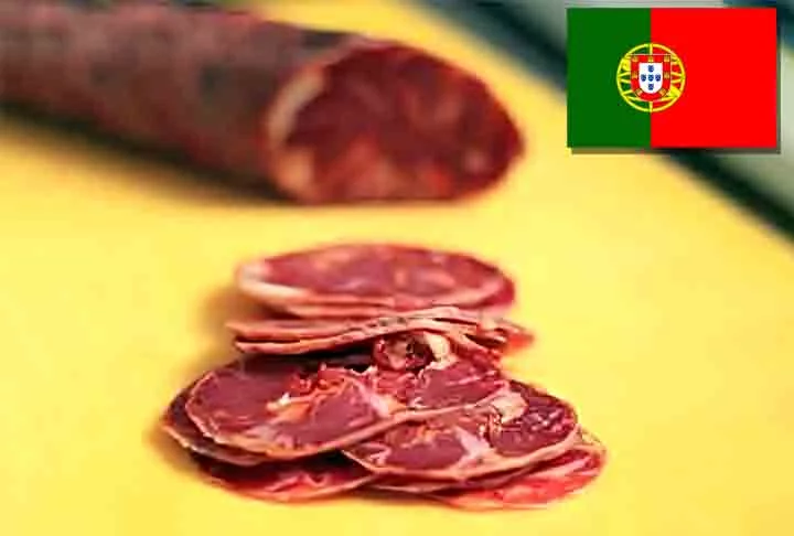 5º) Paio de Beja (Portugal) - O processo de defumação dessa linguiça leva vários dias e é realizado a temperaturas baixas, utilizando madeira de carvalho da região. É frequentemente servido com pão.