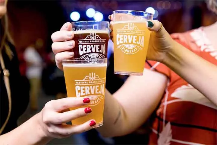 Toda vez que chega a sexta-feira, uma bebida aguça o paladar de muitos brasileiros. Não por acaso, o Dia Internacional da Cerveja, ou International Beer Day, é celebrado toda primeira sexta-feira de agosto. Veja a história desta bebida, que é querida pelo mundo, sobretudo pelos brasileiros. 