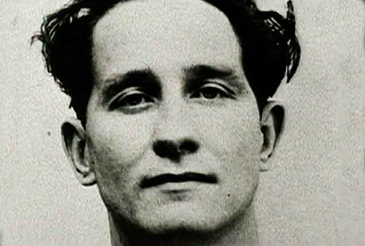 Em uma fuga com ares cinematográficos, Ronald Biggs passou por vários países antes de desembarcar no Rio de Janeiro munido de passaporte falso. Ele viveu por mais de 30 anos no Brasil.
