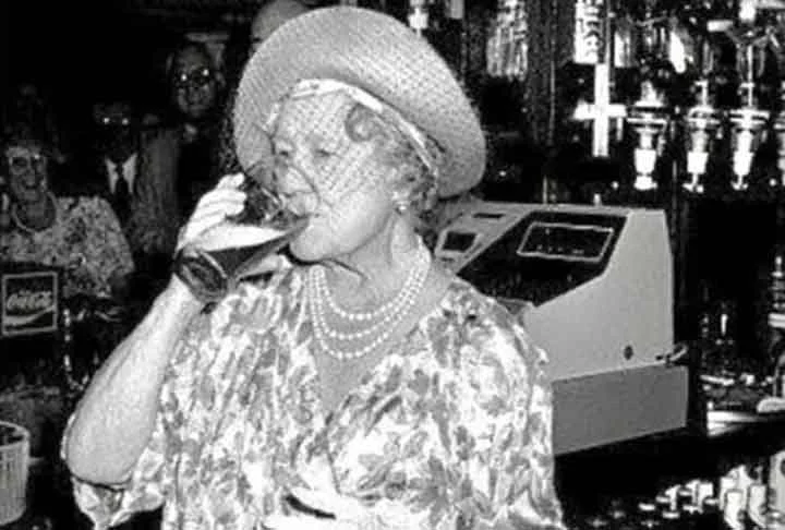 A partir das décadas finais do século XX, houve um movimento de resgate das tradições cervejeiras artesanais. Elas têm suas raízes nas tradições cervejeiras antigas, onde a produção era feita em pequena escala, utilizando métodos e ingredientes locais. 