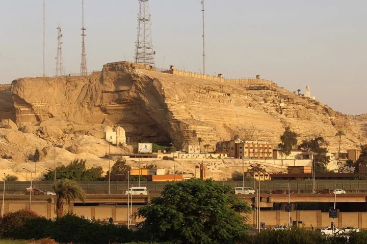 Depois, o lixo é concentrado na base das colinas de Mokattam, onde as mulheres se encarregam de fazer a separação do material.