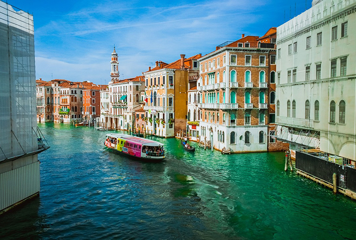 Sardenha, Itália: Localizada no Mar Mediterrâneo, essa ilha é um verdadeiro tesouro italiano. Sardenha oferece uma mistura única de arquitetura antiga, como os Nuraghes pré-históricos, e cidades pitorescas, como Alghero e Cagliari.