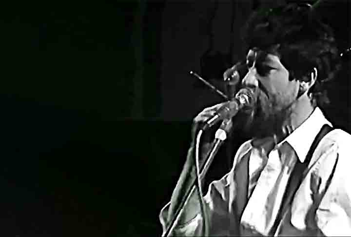 Em 1968, Raul Seixas gravou seu primeiro LP, “Raulzito e os Panteras”, que trazia uma versão em português de “Lucy in The Sky With Diamonds”, faixa presente no icônico álbum “Sgt. Pepper’s Lonely Hearts Club Band”, dos Beatles. 

