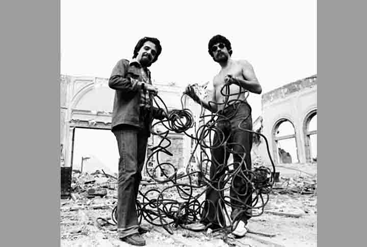 A música “Sociedade Alternativa” foi incluída como uma das faixas do álbum “Gita”. Lançada em 1974, a obra deu a Raul seu primeiro disco de ouro, com mais de 600 mil cópias vendidas. 
