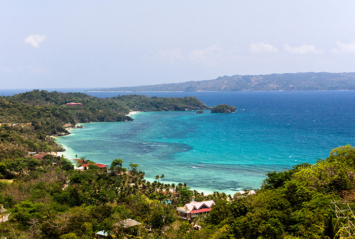 Boracay, Filipinas: A famosa White Beach é o destaque da ilha, com sua faixa de areia deslumbrante e uma animada vida noturna à beira-mar. Os viajantes ainda podem explorar atividades como mergulho, snorkeling e esportes aquáticos variados.