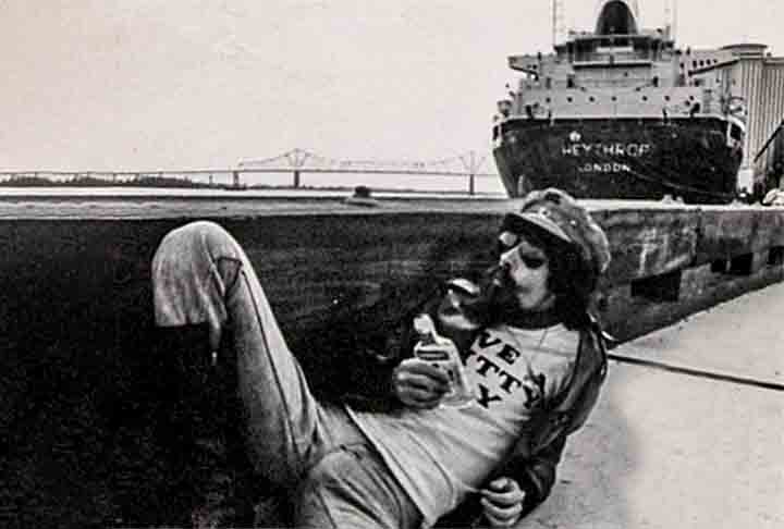 Na mira da Ditadura Militar por suas canções libertárias e com mensagens “cifradas”, Raul e Paulo passaram um tempo longe do Brasil - o futuro escritor inclusive, foi submetido a sessões de tortura. Um gibi chamado “Krig-Ha” chegou a ser apreendido e queimado por agentes do governo.

