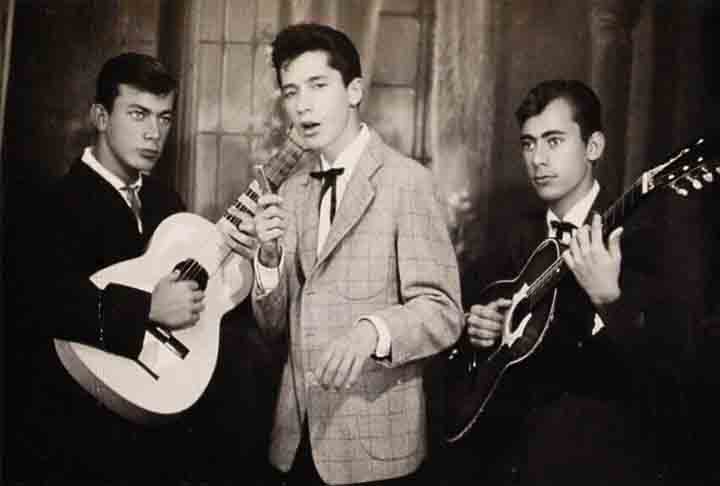 No início dos anos 60, Raul formou suas primeiras bandas, Relâmpagos do Rock, The Panters e, por fim, Raulzito e os Panteras.
