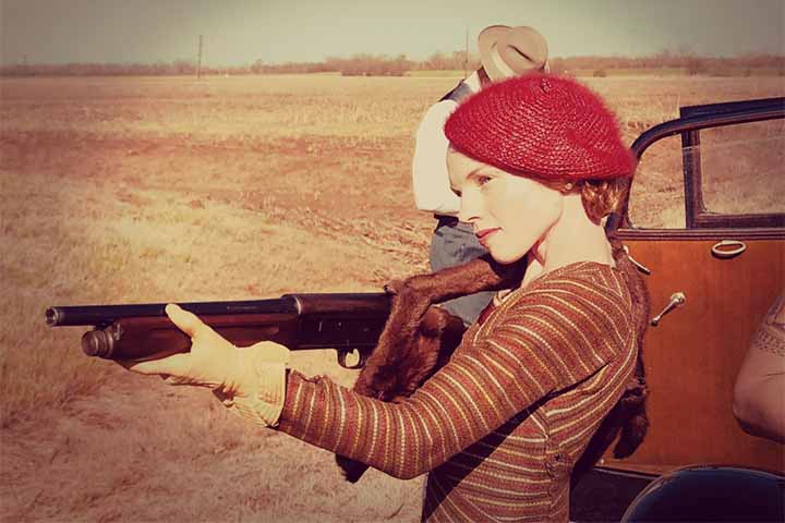 O filme segue Frank Hamer e Maney Gault (interpretado por Kevin Costner e Woody Harrelson), dois ex-Texas Rangers que tentam rastrear e prender os notórios criminosos Bonnie e Clyde nos anos 1930. Kathy Bates, John Carroll Lynch, Kim Dickens, Thomas Mann e William Sadler também estrelam.