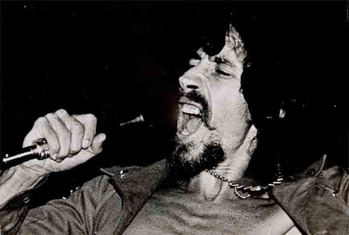 Após ver seu disco seguinte, “Novo Aeon”, não prosperar em termos comerciais, Raul Seixas voltou a obter sucesso com “Há 10 Mil Anos Atrás”.

