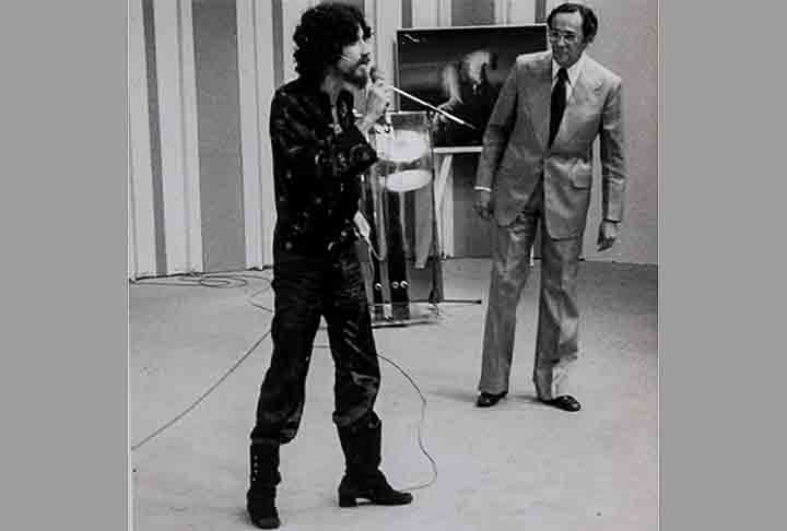 “Krig-ha, Bandolo” traz clássicos definitivos de Raul Seixas, como “Al Capone” (uma das cinco parcerias com Paulo Coelho presentes nesse disco), “Ouro de Tolo” e “Metamorfose Ambulante”. 
