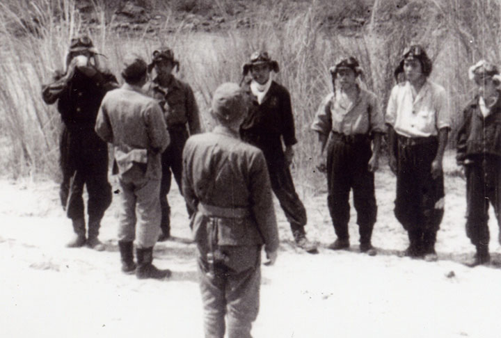 A maioria dos kamikazes era recrutada em universidades. Há registros de que eram forçados a se sacrificar pelo Imperador. 