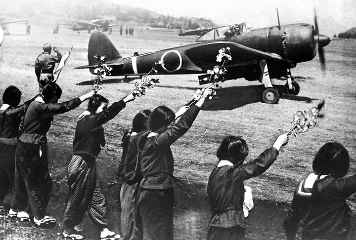 Aqui, estudantes homenageiam os kamikazes com flores de cerejeira. 