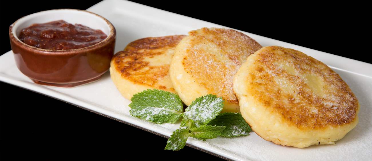 20º - Syrniki (Rússia): É uma sobremesa que consiste em panquecas fritas de queijo cottage, geralmente acompanhadas com mel, geléia de frutas, creme de leite ou purê de maçã. Faz parte da culinária russa (onde às vezes também é chamada de tvorozhniki), bielorrussa, ucraniana, letã e lituana.