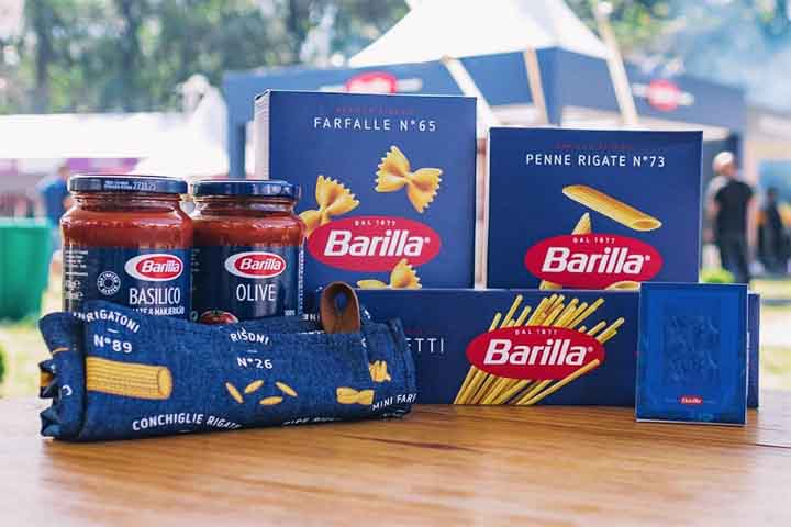 Foi somente a partir de 1987 que a marca começou sua internacionalização através de campanhas publicitárias com o endosso de celebridades, como por exemplo, os atores Gérard Depardieu e Paul Newman, a atriz Cindy Crawford, os tenistas Steffi Graf e Stefan Edberg, o esquiador Alberto Tomba e o tenor Plácido Domingo.