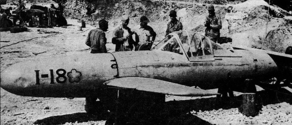 Ohka (flor de cerejeira) era um avião pequeno em forma de bomba, com 1 tonelada de explosivos no nariz. Os americanos davam a ela outro nome: baka, louco em japonês. 