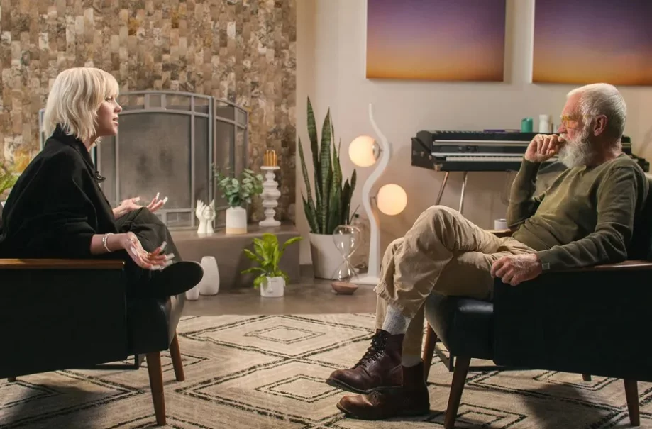 Billie Eilish chegou a ser filmada apresentando os sintomas do transtorno durante entrevista com David Letterman, no programa My Next Guest, e afirmou que é muito cansativo viver com a síndrome.