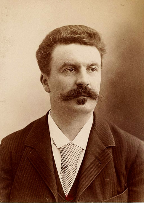 E o escritor Guy de Maupassant chegava a fazer refeições no restaurante da torre porque era o único lugar de onde não se via a torre, que ele descrevia como esqueleto gigante sem graça, aborto de chaminé de fábrica”.