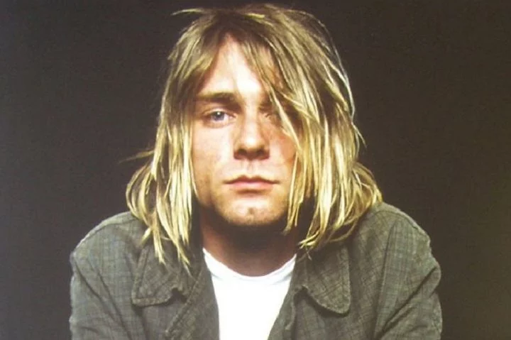 Kurt Cobain, saudoso líder do Nirvana, não chegou a ser diagnosticado oficialmente com a doença, mas no álbum In Utero fez a música Tourette's para falar do problema. 