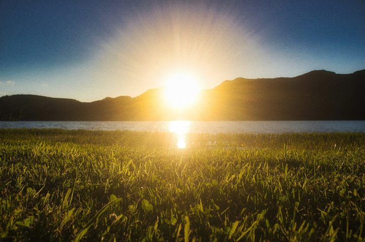 Além de luz visível, o Sol emite radiação em várias faixas do espectro eletromagnético, como raios ultravioleta e infravermelho, essenciais para a vida na Terra, mas também potencialmente prejudiciais.