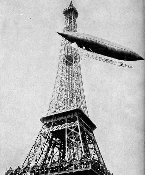 Um dos momentos históricos envolvendo a torre foi o sobrevoo de Santos Dumont em 19/10/1901. A uma altura de 250 metros, diante de uma multidão, ele fez o primeiro voo controlado pelo homem!