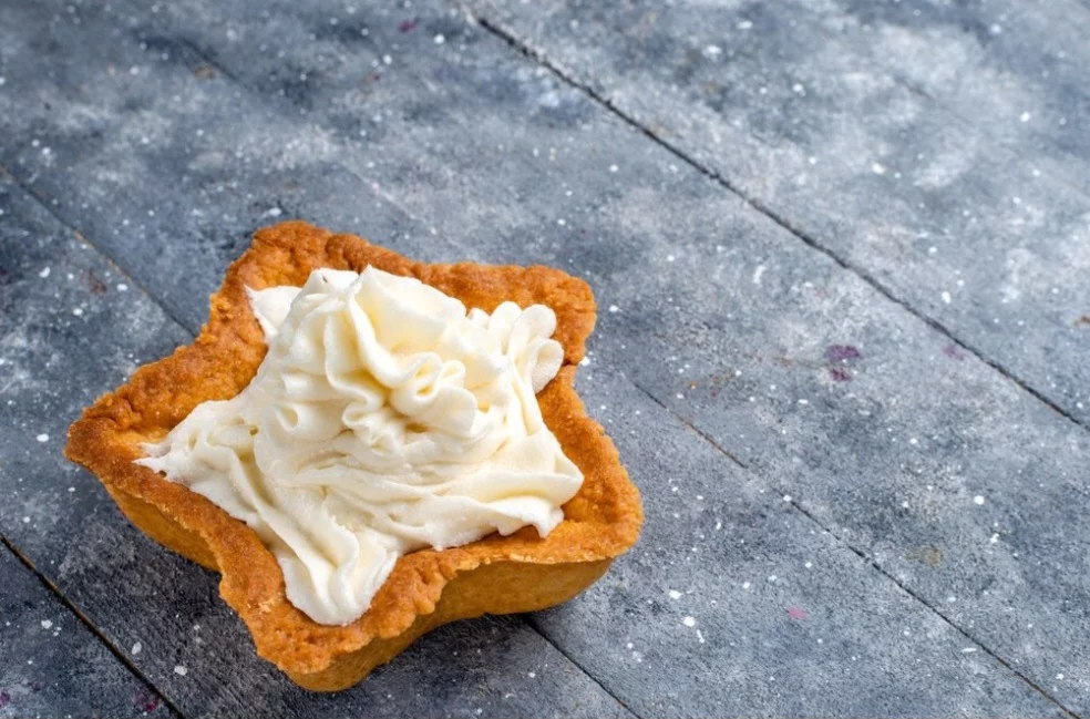 Na fabricação, o leite é aquecido e, em seguida, adiciona-se o coagulante. Isso faz com que as proteínas do leite formem uma massa que é processada para separar o soro e formar o creme de textura agradável.