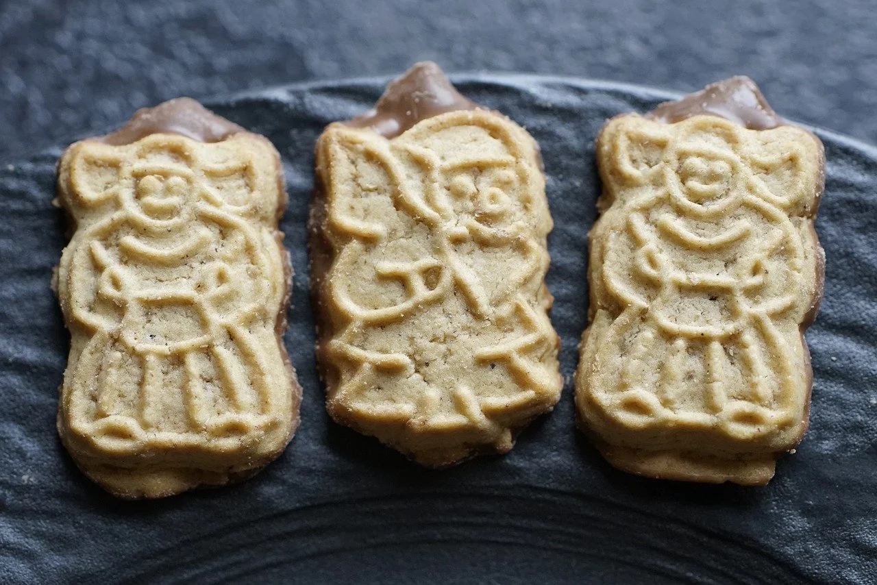 Um biscoito chamado Speculoos (ou ainda Spekulatius), é muito popular na Europa, principalmente na época do Natal. Originário da Bélgica, ele é amanteigado,  leva especiarias e tem textura  crocante.