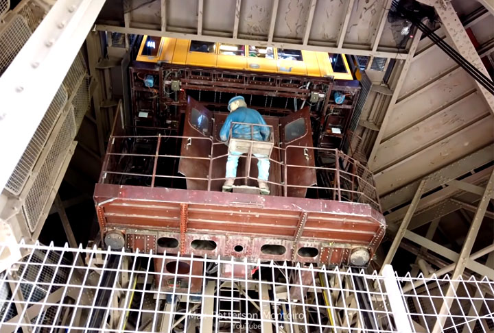 De acordo com a Société d'exploitation de la Tour Eiffel (SETE) - empresa que gerencia a torre - o problema técnico ocorreu entre o segundo andar e o topo do edifício. O alarme de incêndio disparou e as medidas de segurança foram imediatamente acionadas. 
