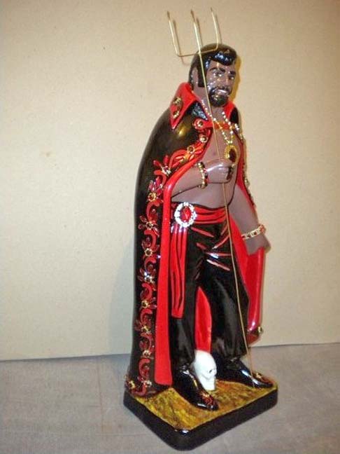 As religiões de matrizes africanas possuem o tridente como um dos símbolos de suas entidades. É o caso do Tranca Rua na Umbanda. Ele é o responsável pela limpeza astral dos caminhos do mundo.