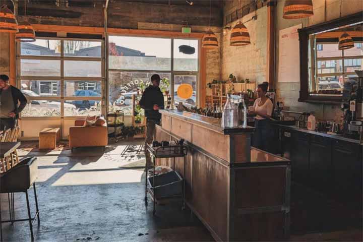 O Golden Coffee, na Bielorrússia. é um dos poucos estabelecimentos em Minsk que funciona 24 horas por dia. Procura apresentar as melhores músicas e DJs populares da cidade. Por muitos anos este café permanece popular, com a vida a todo vapor dia e noite.