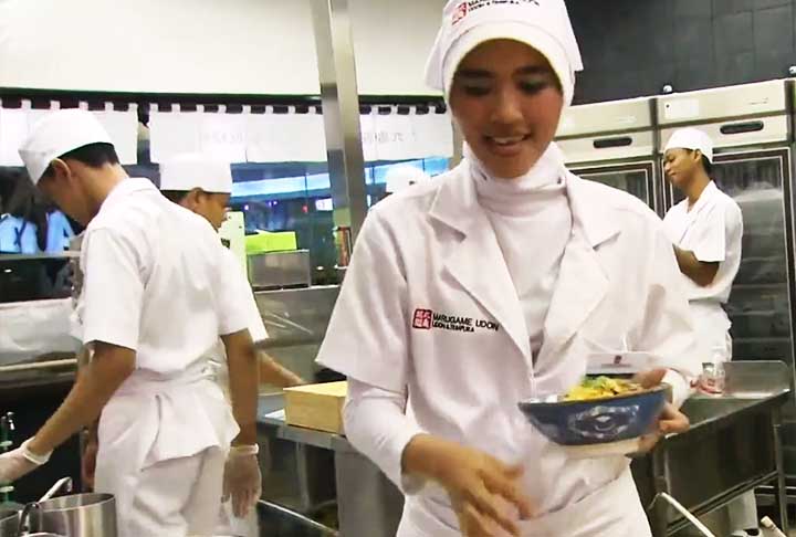 Seu primeiro empreendimento foi uma barraca de macarrão udon em uma praça de alimentação. 
