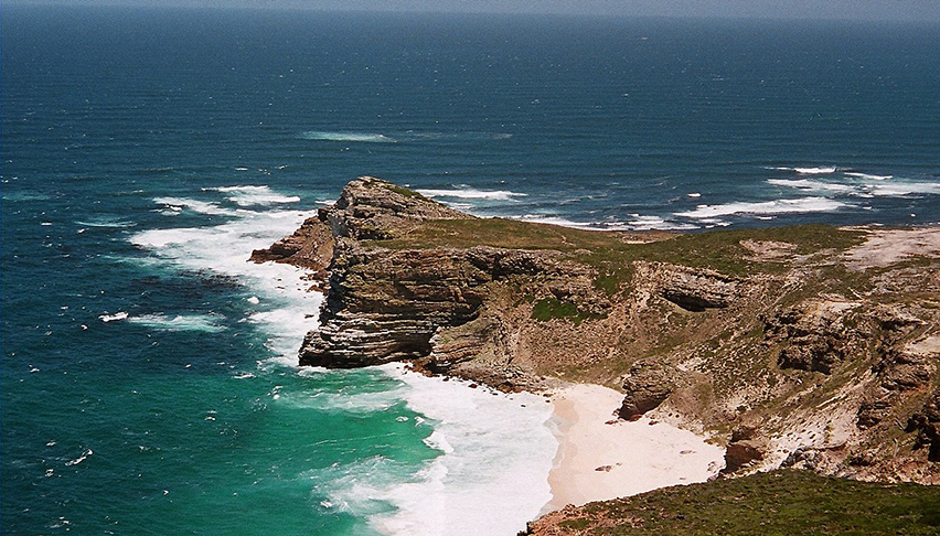  O Cabo da Boa Esperança tornou-se o ponto alto dos contos fantasmagóricos dos oceanos. Diz a lenda que se você olhar para uma tempestade que se forma na costa do Cabo da Boa Esperança, verá Decken (o holandês voador) e sua tripulação olhando de volta para você. 