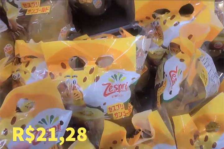 Na mesma faixa de preço do abacaxi está o kiwi amarelo, que gira em torno de R$ 21,28. O kiwi gold tem uma forma mais ovalizada que o comum, polpa amarela em vez de verde e a tradicional casca castanha, coberta de pilosidades. A polpa contém as conhecidas pequenas sementes pretas e comestíveis.