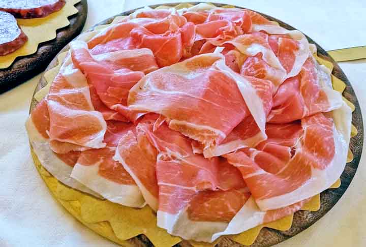 2º) Emília-Romanha, Itália: Esta região é famosa por seus ingredientes de alta qualidade, técnicas de preparo cuidadosas e pratos tradicionais que refletem a tradição gastronômica italiana. Sabe o famoso presunto de parma? É original de lá!