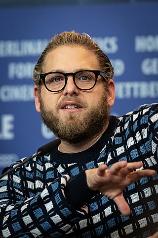 Jonah Hill - O ator e diretor americano  tem sobrenome Feldstein. Sua origem é judaica. Ele cresceu em Los Angeles e passou pela cerimônia Bar Mitzvah, para a concessão da maioridade religiosa no Judaísmo. 
