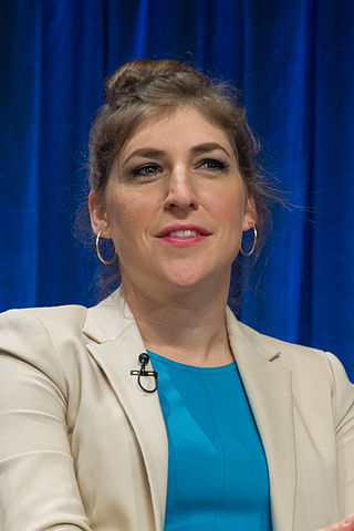 Mayim Bialik - A atriz americana , que também é neurocientista, ficou famosa nas séries Blossom e The Big Bang Theory. Ela diz que respeita quem celebra o Natal, mas não participa da comemoração por ser judia ortodoxa-moderna. Seu nome Mayim significa água em hebraico. 
