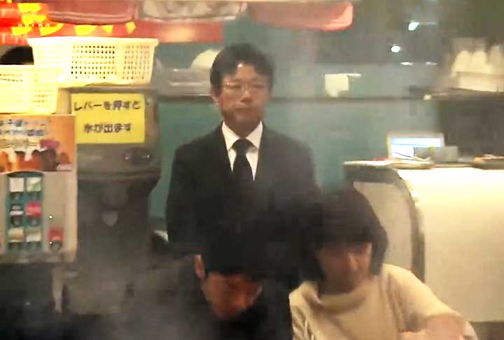 Na juventude, precisou deixar a universidade na cidade de Kobe para ajudar no sustento da família. Ao trabalhar em uma cafeteria, conheceu a vocação para a culinária. 
