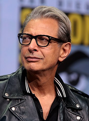 Jeff Goldblum - O ator e músico americano é filho de um médico judeu, Harold Goldblum. Nascido em West Homestead, na Pensilvânia, ele mudou-se para Nova York aos 17 anos. Também é cantor e pianista de jazz. 