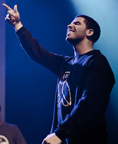 Drake - O rapper canadense, de se chama Aubrey Drake Graham e é filho de uma professora judia. A família celebra o hanukkah, festividade em que os judeus lembram a luta contra os opressores e a vitória da luz sobre a escuridão. 