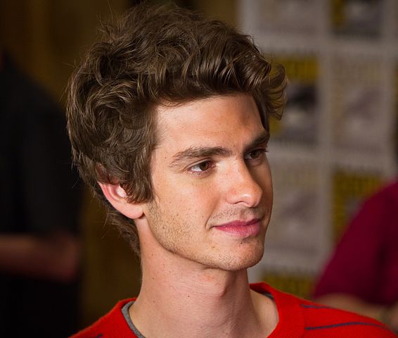 Andrew Garfield é um ator americano, nascido em Los Angeles, mas que também tem cidadania britânica. Ele se popularizou no papel do Homem-Aranha e já ganhou prêmios por atuações em TV, teatro e cinema. Inclusive um Globo de Ouro de Melhor Ator em Comédia/Musical por Tick Tick Boom (2022). 