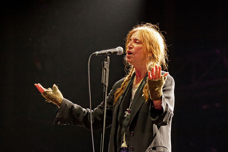 A cantora americana Patti Smith foi criada como Testemunha de Jeová. O pai ateu lia a Bíblia em apoio à mulher religiosa. Patti abandonou a religião aos 13 anos porque não gostava de pessoas batendo de porta em porta e porque queria se dedicar à arte. Ela não segue ritos religiosos. 