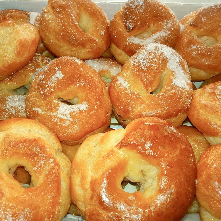 6) Almojábana (Colômbia e Porto Rico): Este pão é conhecido por sua textura leve e macia e seu sabor levemente adocicado. Os ingredientes incluem farinha de milho, queijo fresco, ovos, leite e açúcar. 