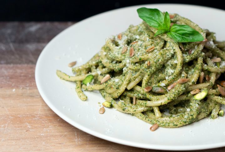 10º) Ligúria, Itália: Situada no noroeste da Itália, a região de Ligúria é conhecida por sua culinária única, que combina influências marítimas e montanhosas. O Pesto Genovese, feito com manjericão fresco, pinhões, alho e queijo pecorino, é o prato mais famosos por lá.