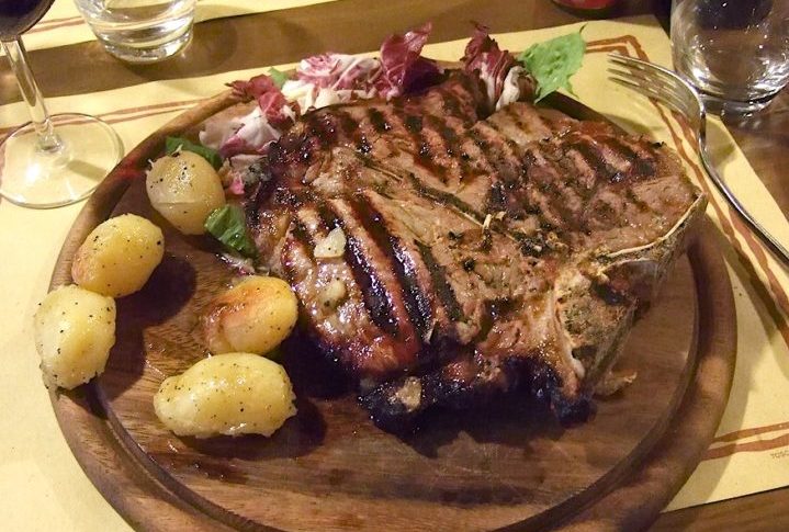 A Bistecca alla Fiorentina é um dos pratos mais conhecidos da Toscana. Trata-se de um grande bife de carne bovina, geralmente da raça Chianina, grelhado e servido malpassado. É frequentemente temperado apenas com sal, pimenta e regado com azeite de oliva.