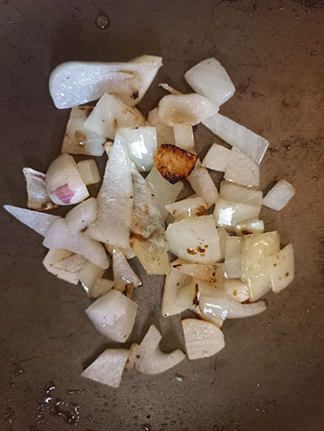  O preparo é fácil. Primeiro, refogue o alho amassado e a cebola picada numa frigideira com azeite, até dourar. Acrescente a couve e a cenoura ralada. E refogue um pouco mais. 