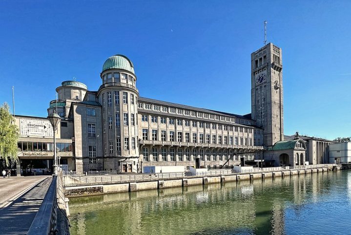Munique também é um polo cultural, com inúmeros locais de arte, galerias e teatros. O Deutsches Museum, por exemplo, é um dos maiores museus de ciência e tecnologia do mundo.