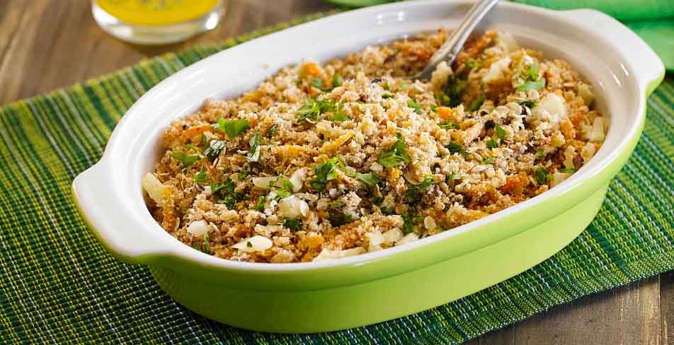 Acrescente o farelo de aveia, misture, adicione os temperos e, se quiser, os pedacinhos de castanha.